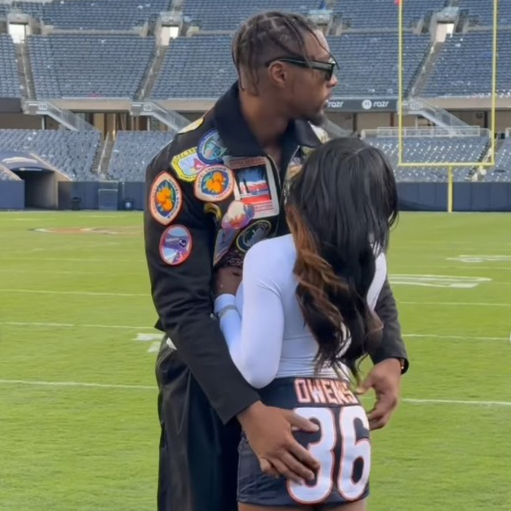 Simone Biles trägt den Namen und die Trikotnummer ihres Mannes Jonathan Owens auf dem Rock