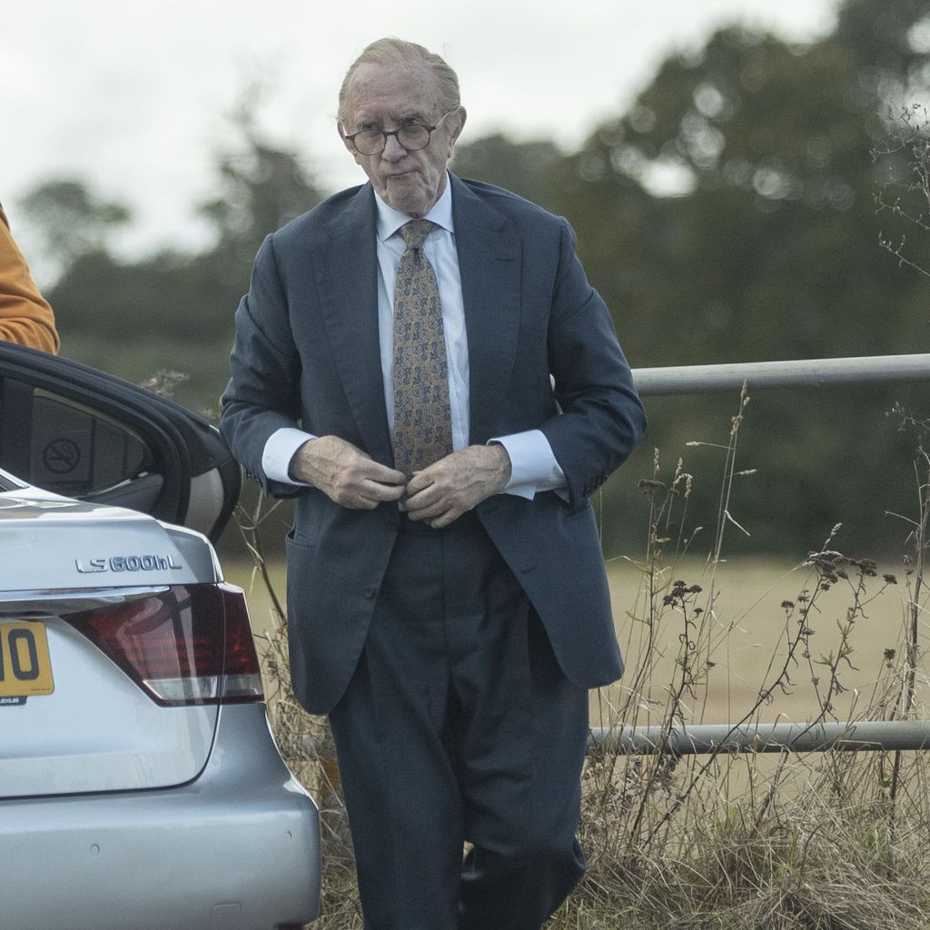 Jonathan Pryce als Prinz Philip am Set von "The Crown"