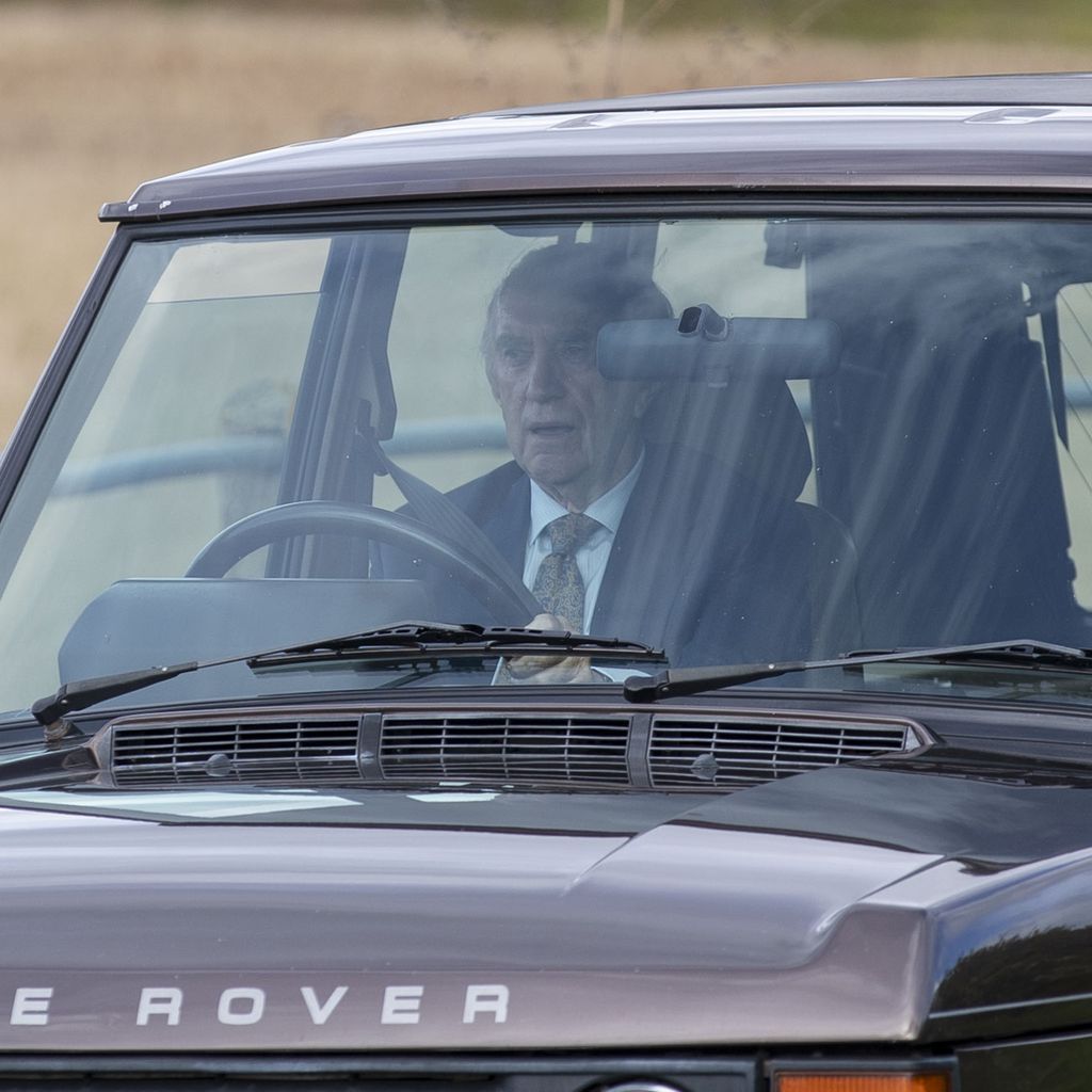 Jonathan Pryce fährt als Prinz Philip am Set von "The Crown" ein Auto