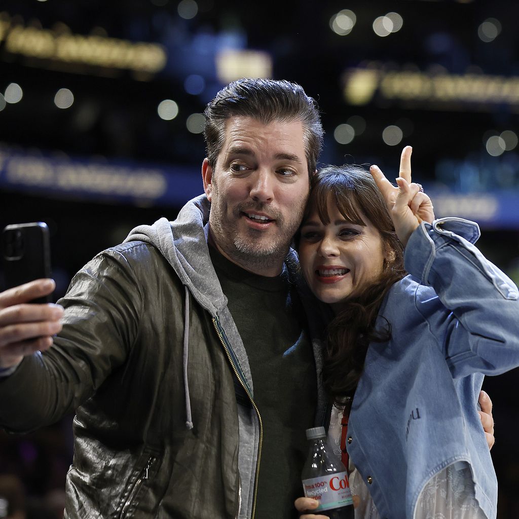 Jonathan Scott und Zooey Deschanel bei einem Basketballspiel, 2025