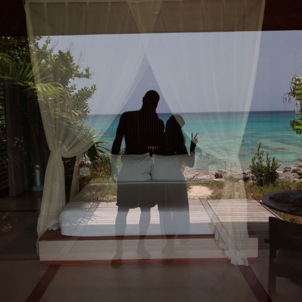 Jonathan Tah mit seiner Frau im Urlaub 2026, Instagram
