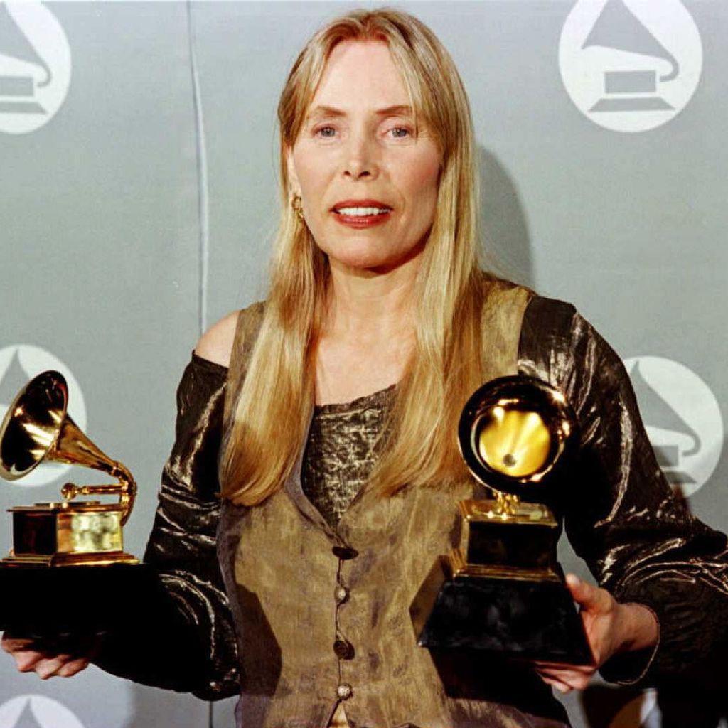 Joni Mitchell mit zwei Grammys im Jahr 1996