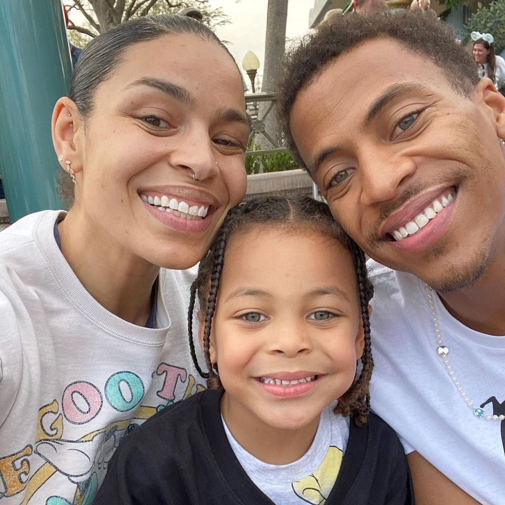 Jordin Sparks mit ihrem Sohn Dana Isaiah Thomas Jr. und ihrem Ehemann Dana Isaiah im Disneyland