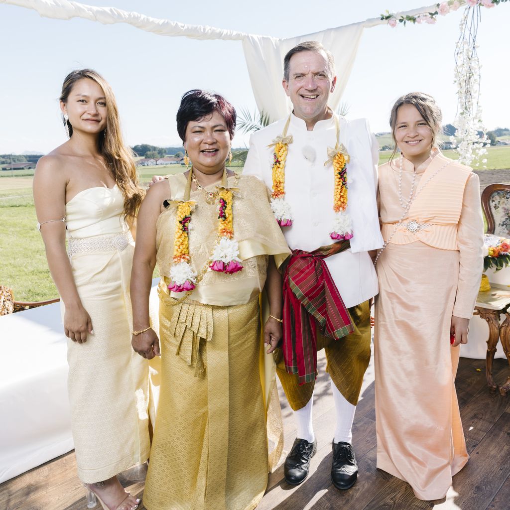 Josef und Narumol mit ihrer Familie