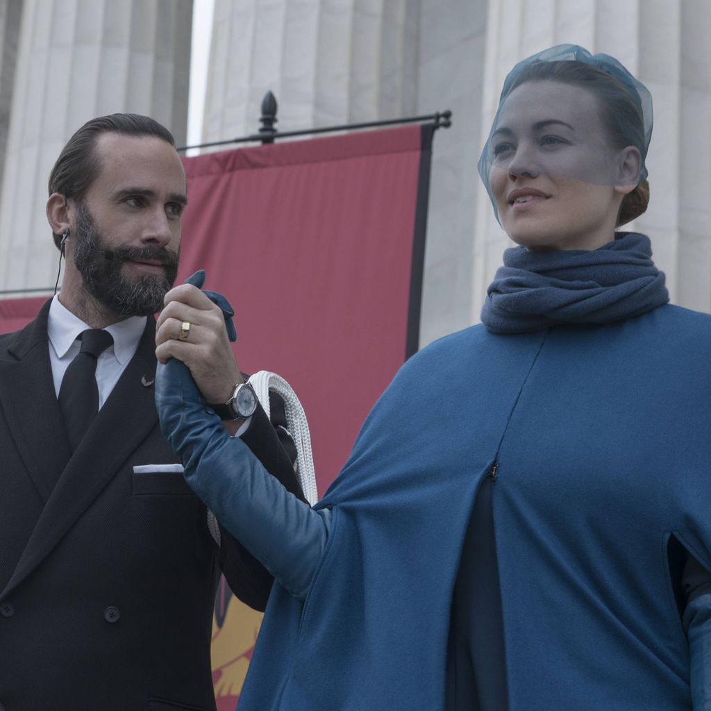 Joseph Fiennes und Yvonne Strahovski in einer Szene aus "The Handmaid's Tale", Staffel 3.