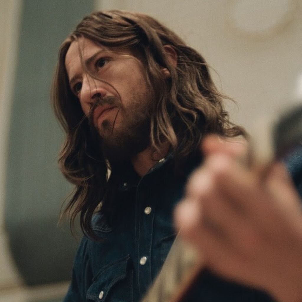 Joseph Quinn als George Harrison in dem Beatles-Biopic