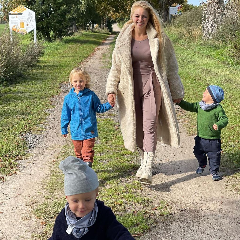 Josephine Welsch mit ihren Söhnen im September 2022