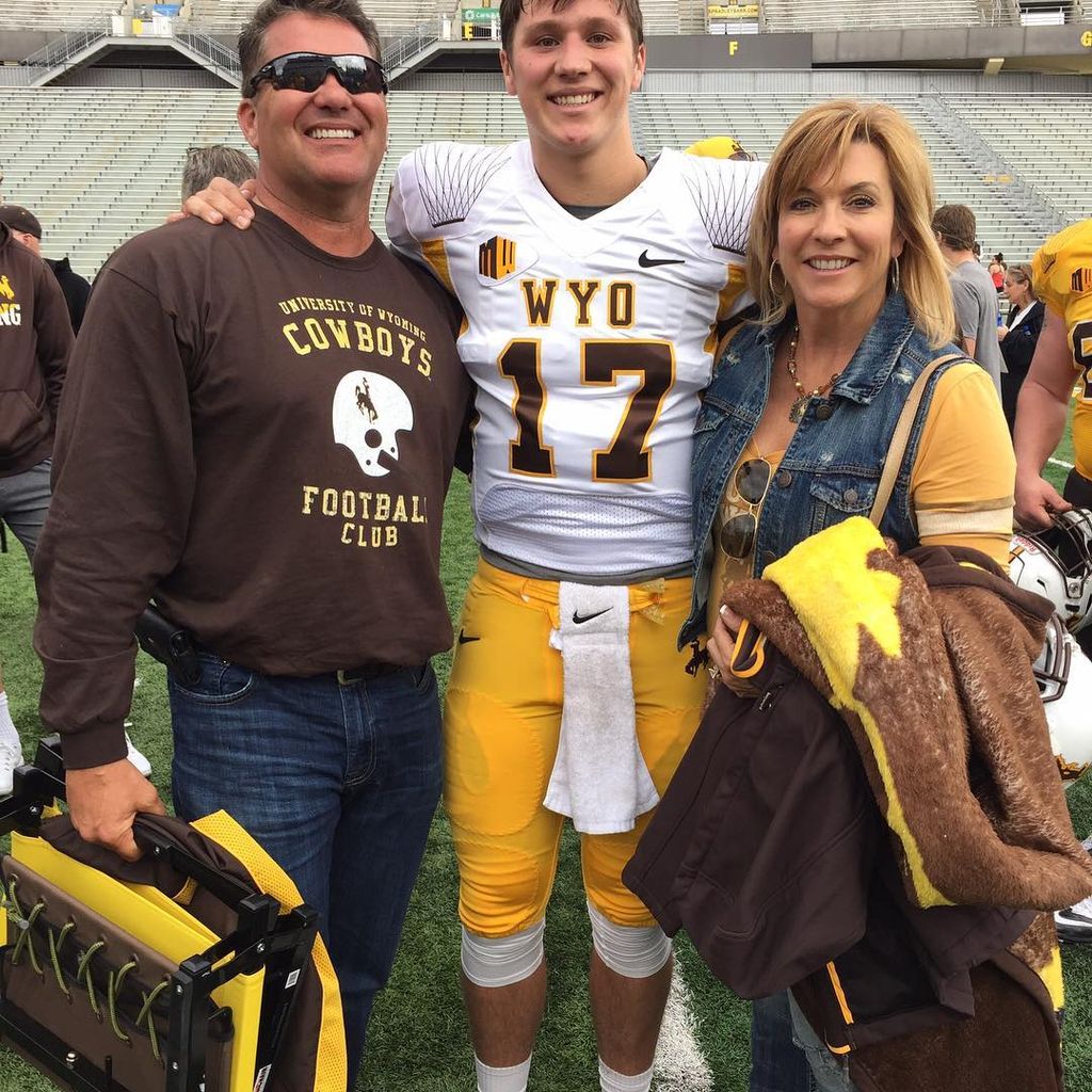 Josh Allen mit seinen Eltern Joel und Lavonne