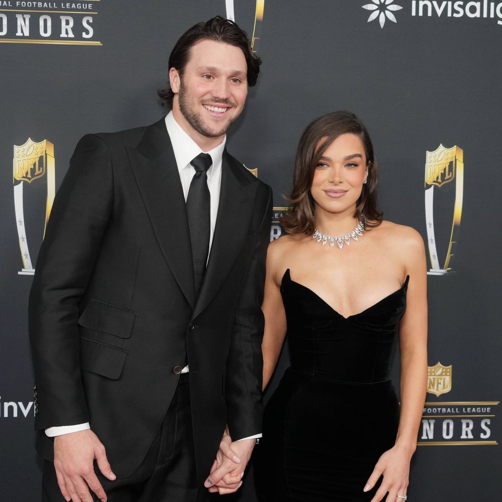 Josh Allen und Hailee Steinfeld beim NFL Honors Red Carpet vor dem Super Bowl LIX im Saenger Theatre in New Orleans