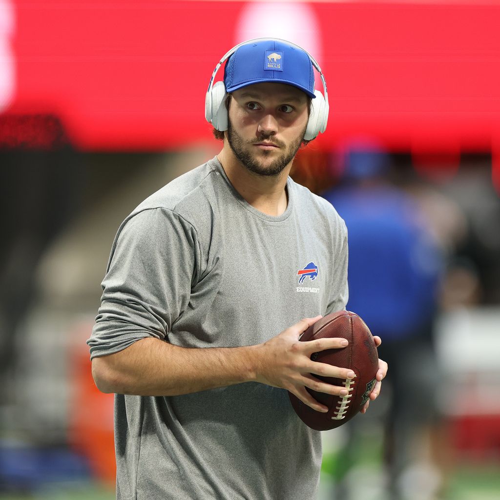 Josh Allen wärmt sich vor dem Spiel der Buffalo Bills gegen die Atlanta Falcons im Mercedes‑Benz Stadium auf