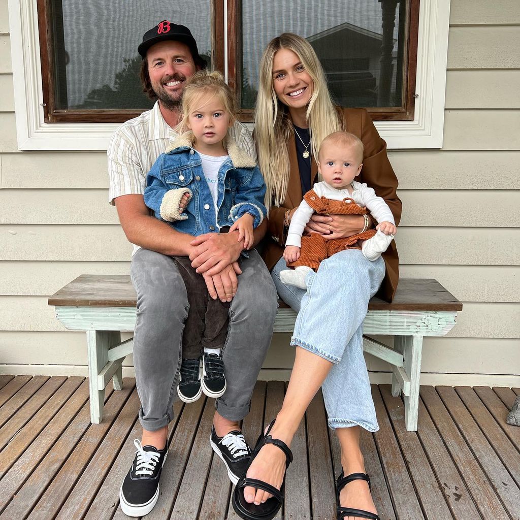 Josh Barker und Elyse Knowles mit ihren Söhen Sunny und Zaii, Oktober 2023