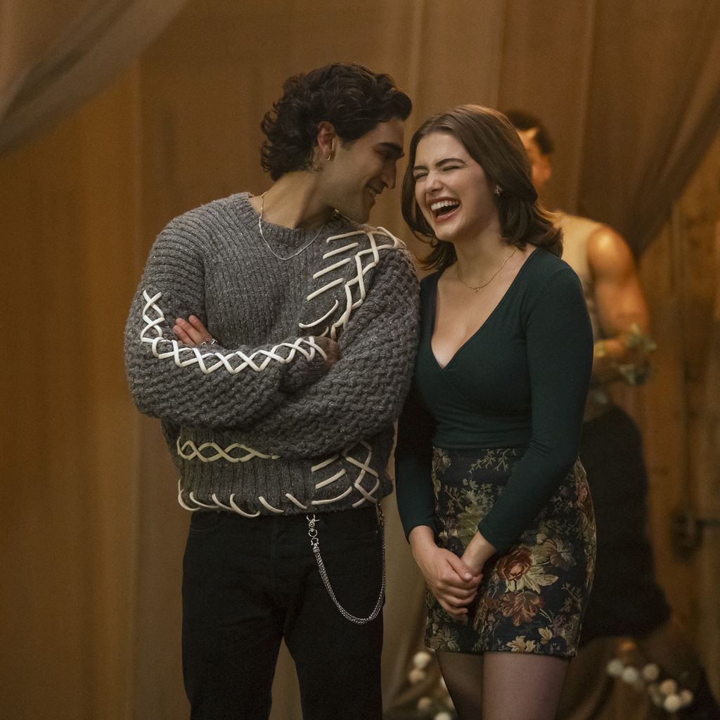 Josh Heuston und Ella Bright in "Off Campus"