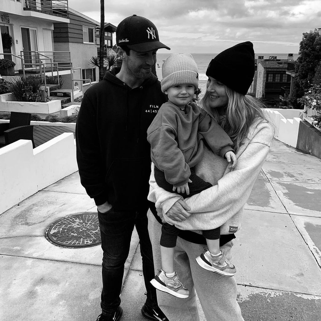 Josh Peck mit seiner Frau und seinem Sohn