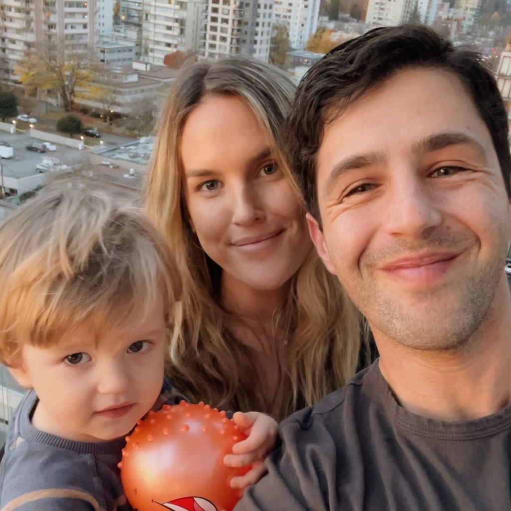 Josh Peck (r.) und Paige O'Brien gemeinsam mit ihrem Sohn