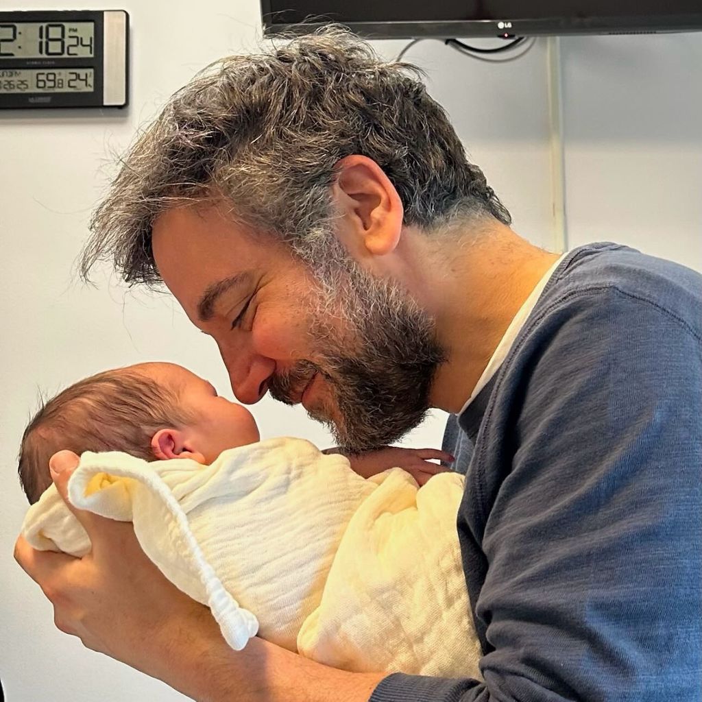 Schauspieler Josh Radnor mit seinem Baby