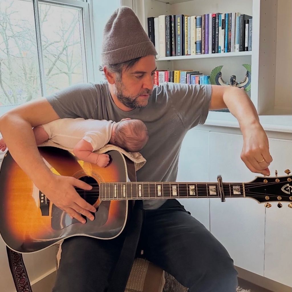 Schauspieler Josh Radnor mit seinem Baby