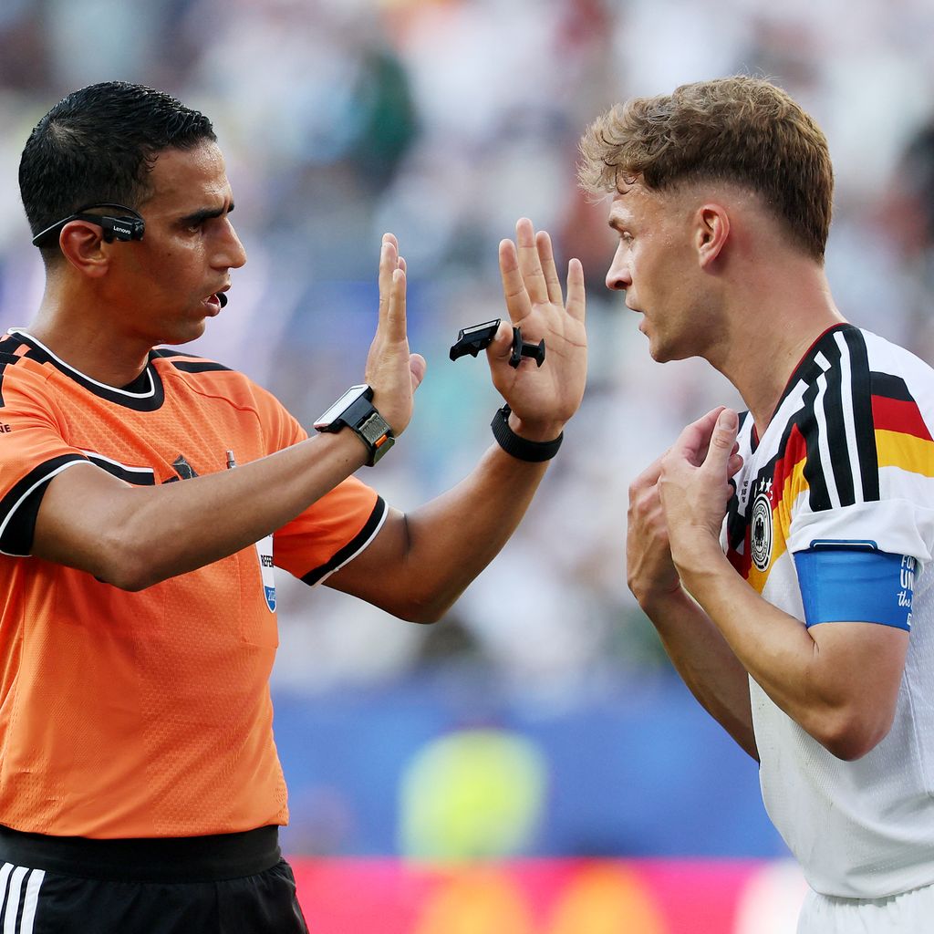 Joshua Kimmich diskutiert mit Schiedsrichter Jalal Jayed während Deutschland gegen Paraguay bei der WM 2026 in Foxborough