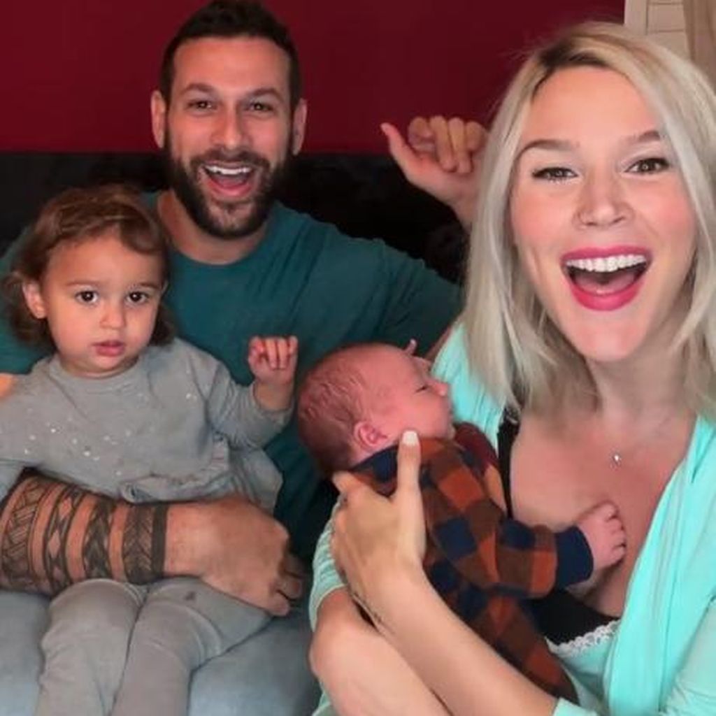 Joss Stone mit ihrer Familie und dem Neugeborenen