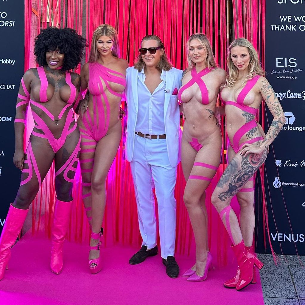 Josy Black, Micaela Schäfer, Ron Bielecki, Fiona Fuchs und Hanna Secret auf der Venus-Messe