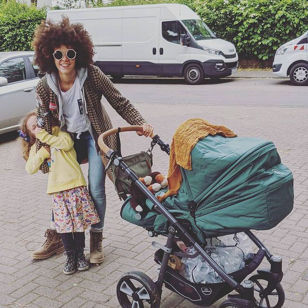 Joy Lee Juana Abiola-Müller mit ihren Kindern