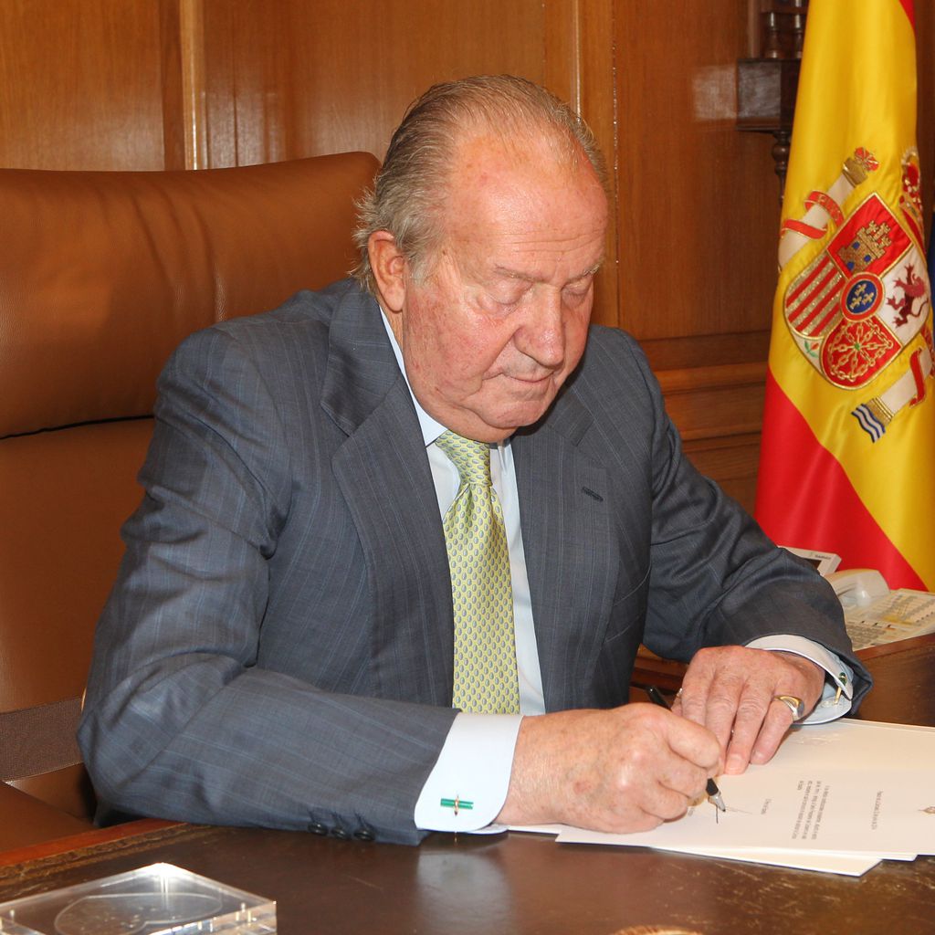 Juan Carlos bei der Unterzeichnung seiner Abdankungs-Urkunde im Juni 2014