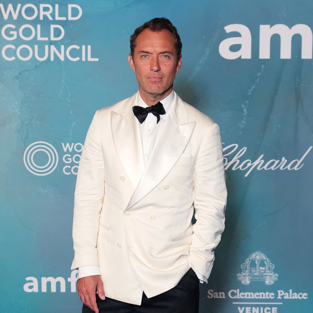 Jude Law bei der amfAR Gala 2025 in Venedig