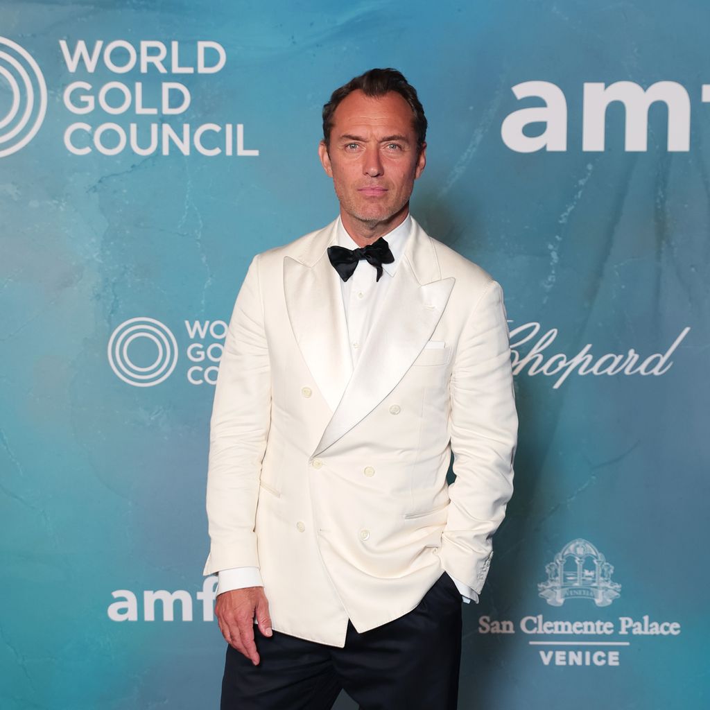 Jude Law bei der amfAR Gala 2025 in Venedig