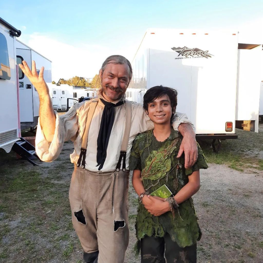 Jude Law und Alexander Molony am Set von "Peter Pan & Wendy"