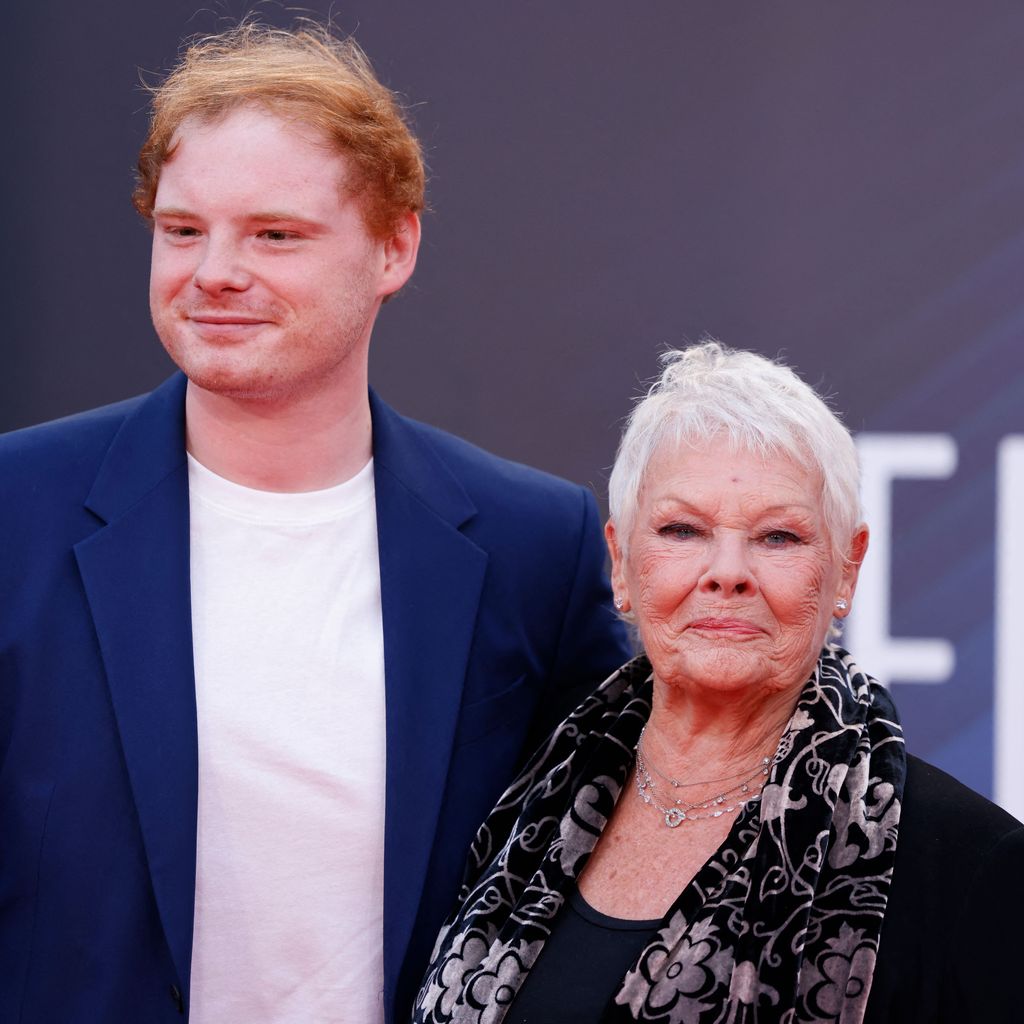 Judi Dench und ihr Enkel Sam Williams im Oktober 2021