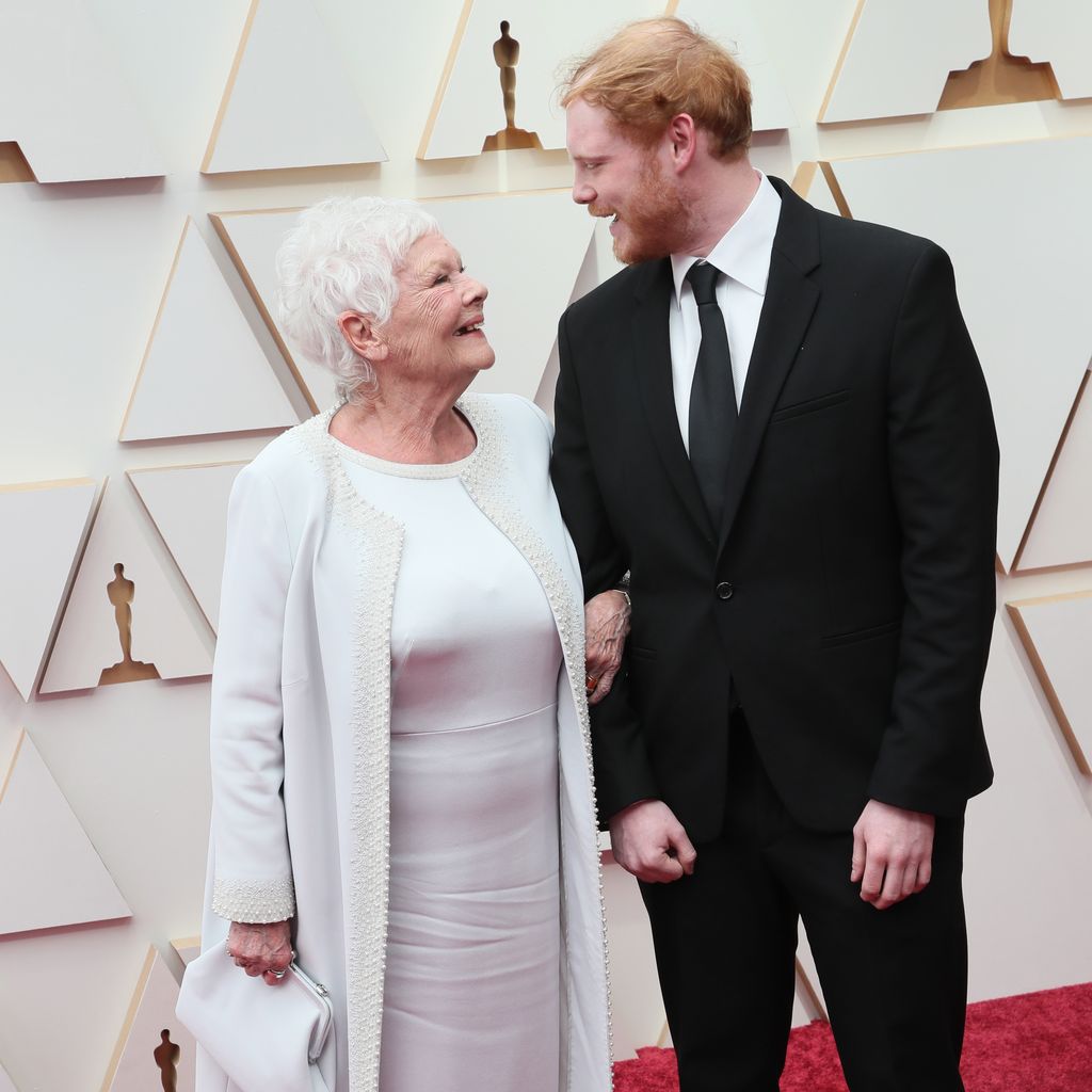 Judi Dench und ihr Enkel Sam Williams bei den Oscars 2022