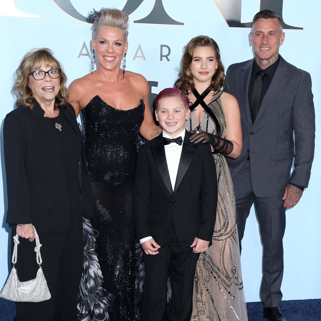 Judith Moore, Pink, Jameson Hart, Willow Sage Hart und Carey Hart bei den 79. Tony Awards im Radio City Music Hall, New York