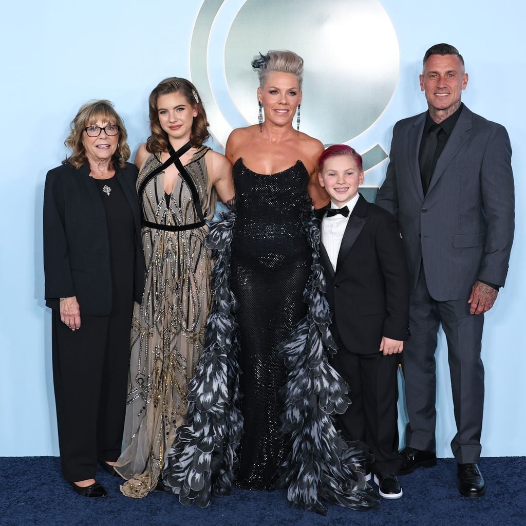 Familienauftritt von P!nk mit Judith Moore, Willow Sage Hart, Jameson Hart und Carey Hart bei den Tony Awards 2026 in New York