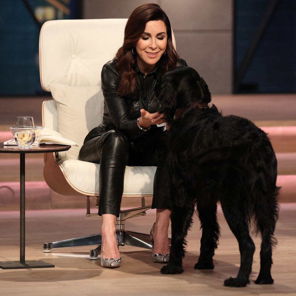 Judith Williams und Moritz Röschls Hund Benni bei "Die Höhle der Löwen"