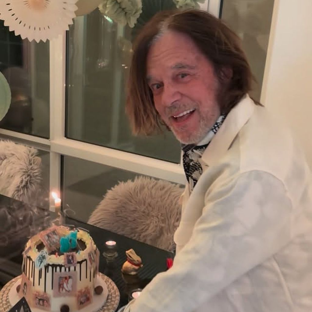 Jürgen Drews an seinem 81. Geburtstag mit seiner Torte im April 2026