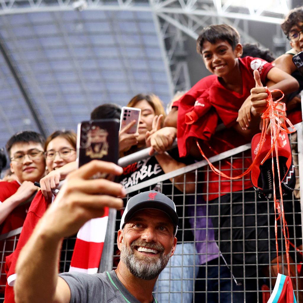 Jürgen Klopp mit Liverpool-Fans nach einem Spiel im Juli 2023