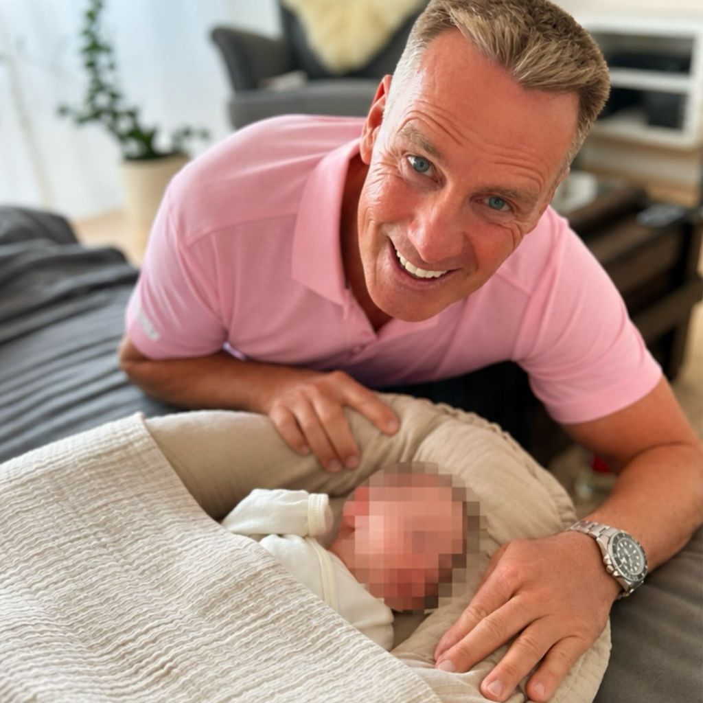 Jürgen Milski mit seinem Enkel