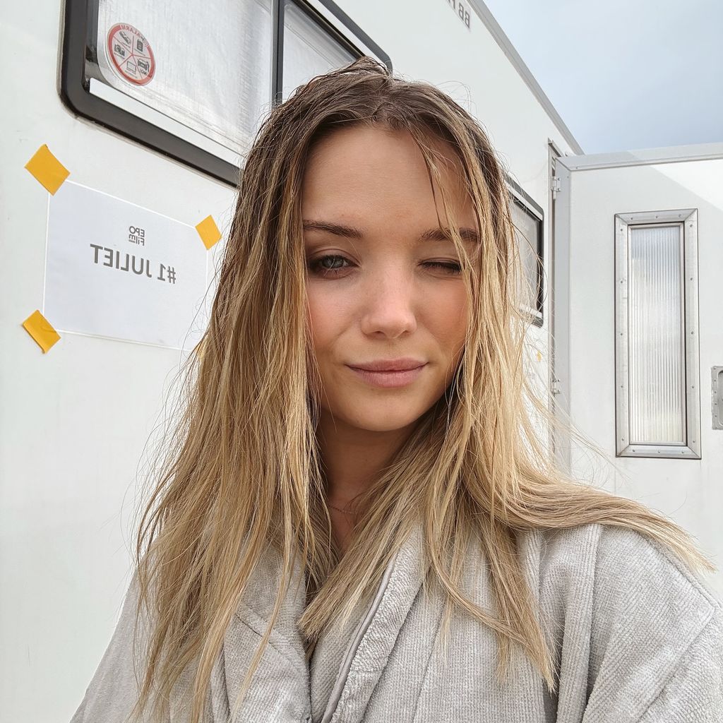 Julia Beautx beim Dreh für "Downgrade", 2025