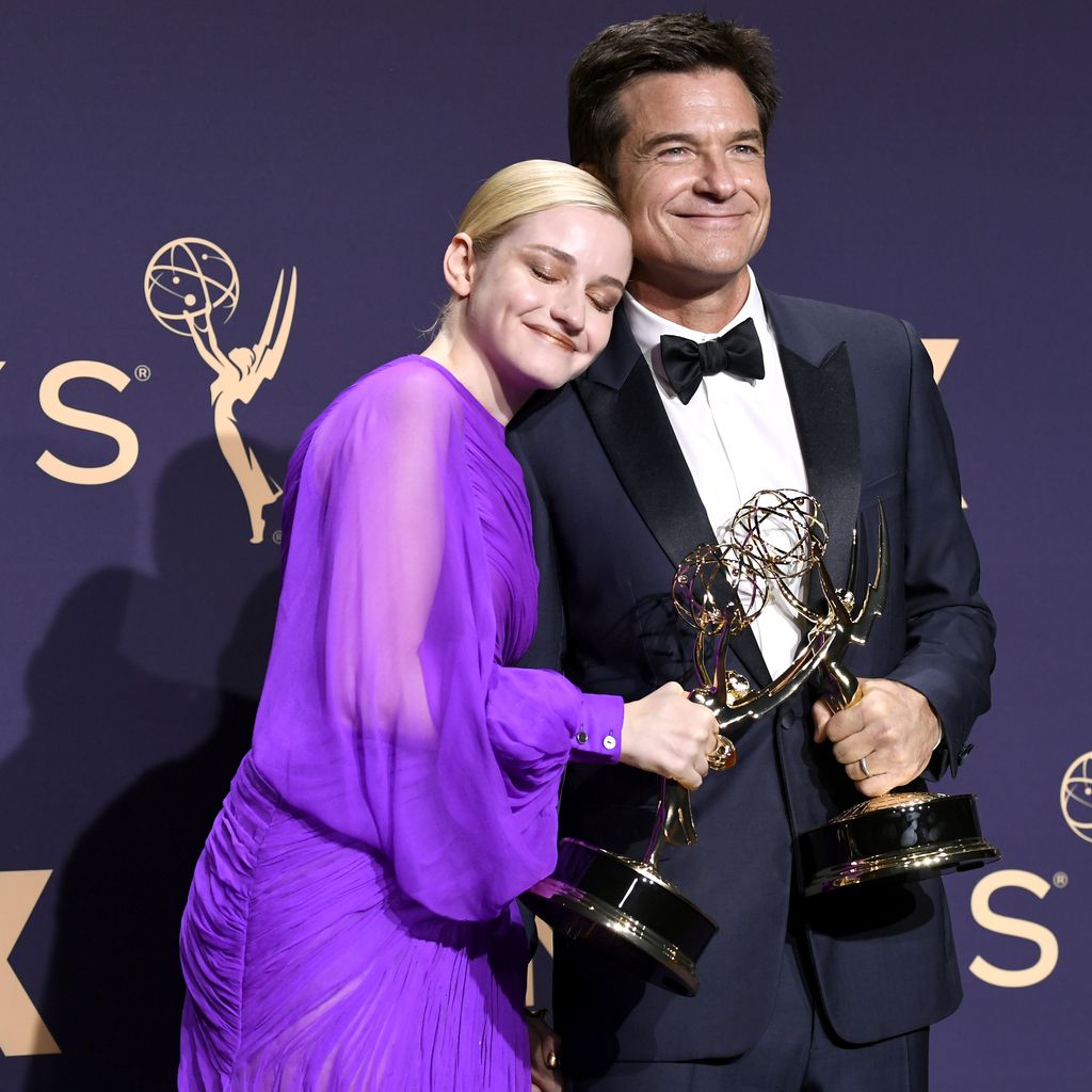 Julia Garner und Jason Bateman bei den 71. Emmys