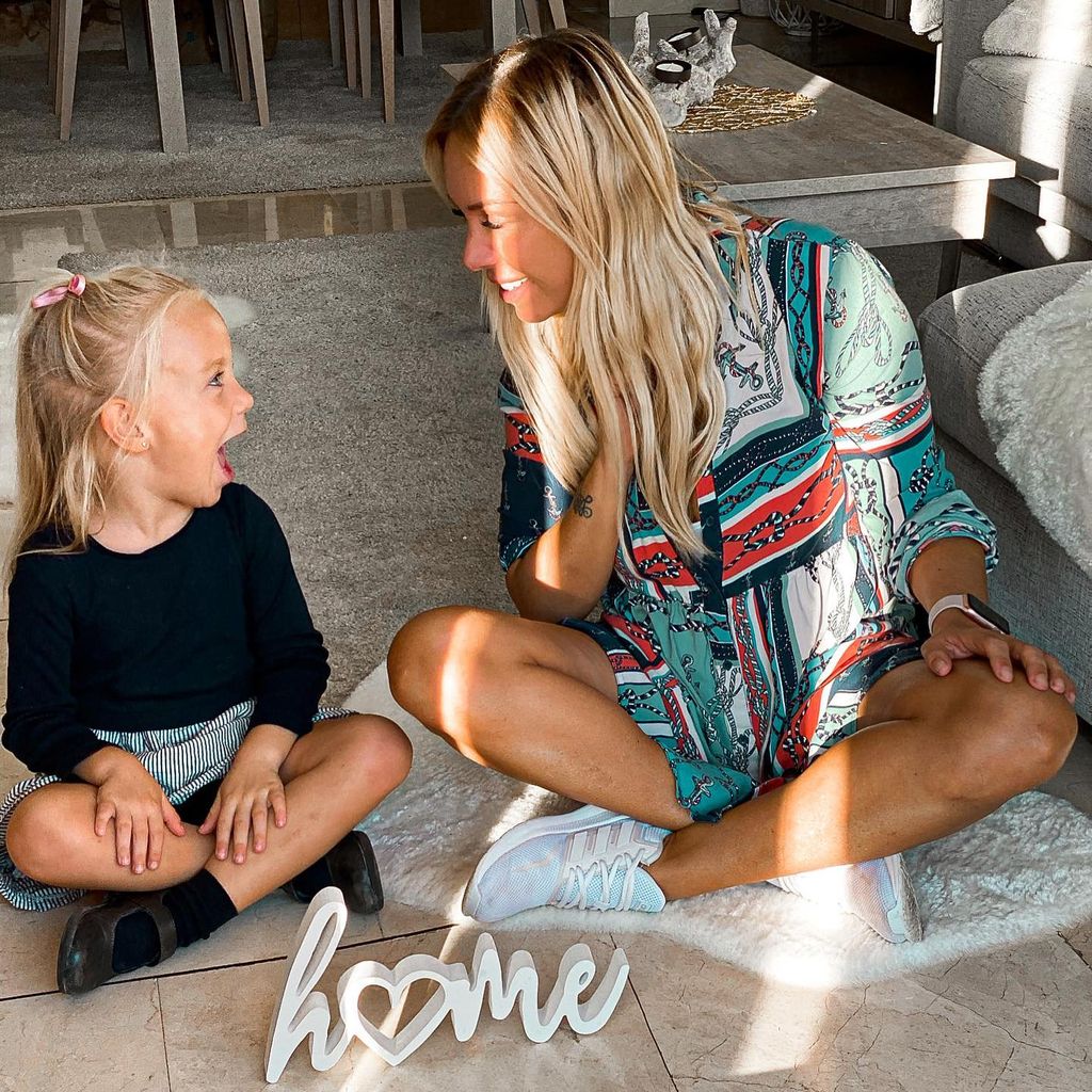 Influencerin Julia Holz (r.) mit ihrer Tochter Daliah