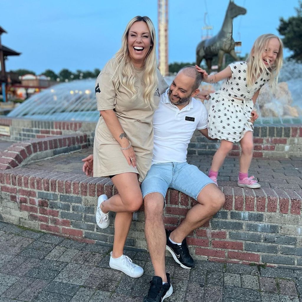 Julia Holz posiert mit Iwan und ihrer Tochter