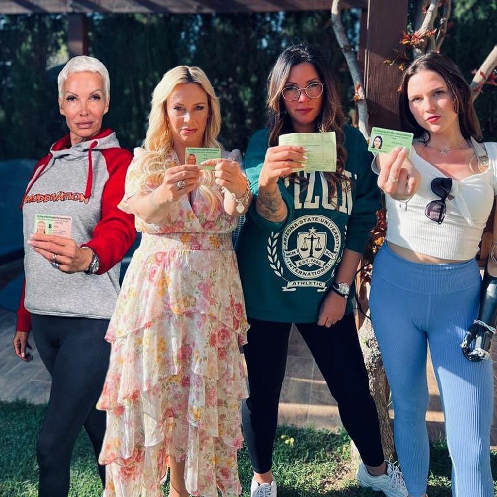 Julia Holz und andere Influencerinnen zeigen ihren Schwerbehindertenausweis