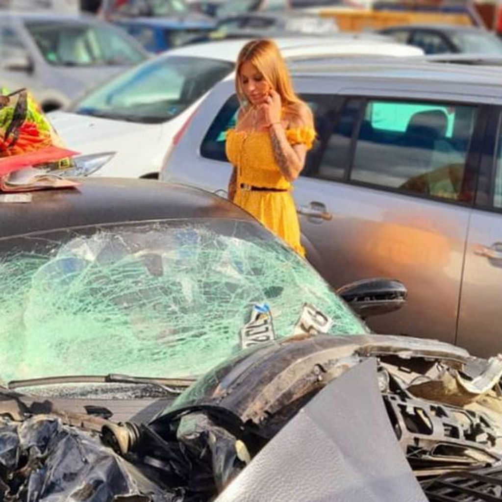 Julia Jasmin Rühle mit ihrem Unfallwagen