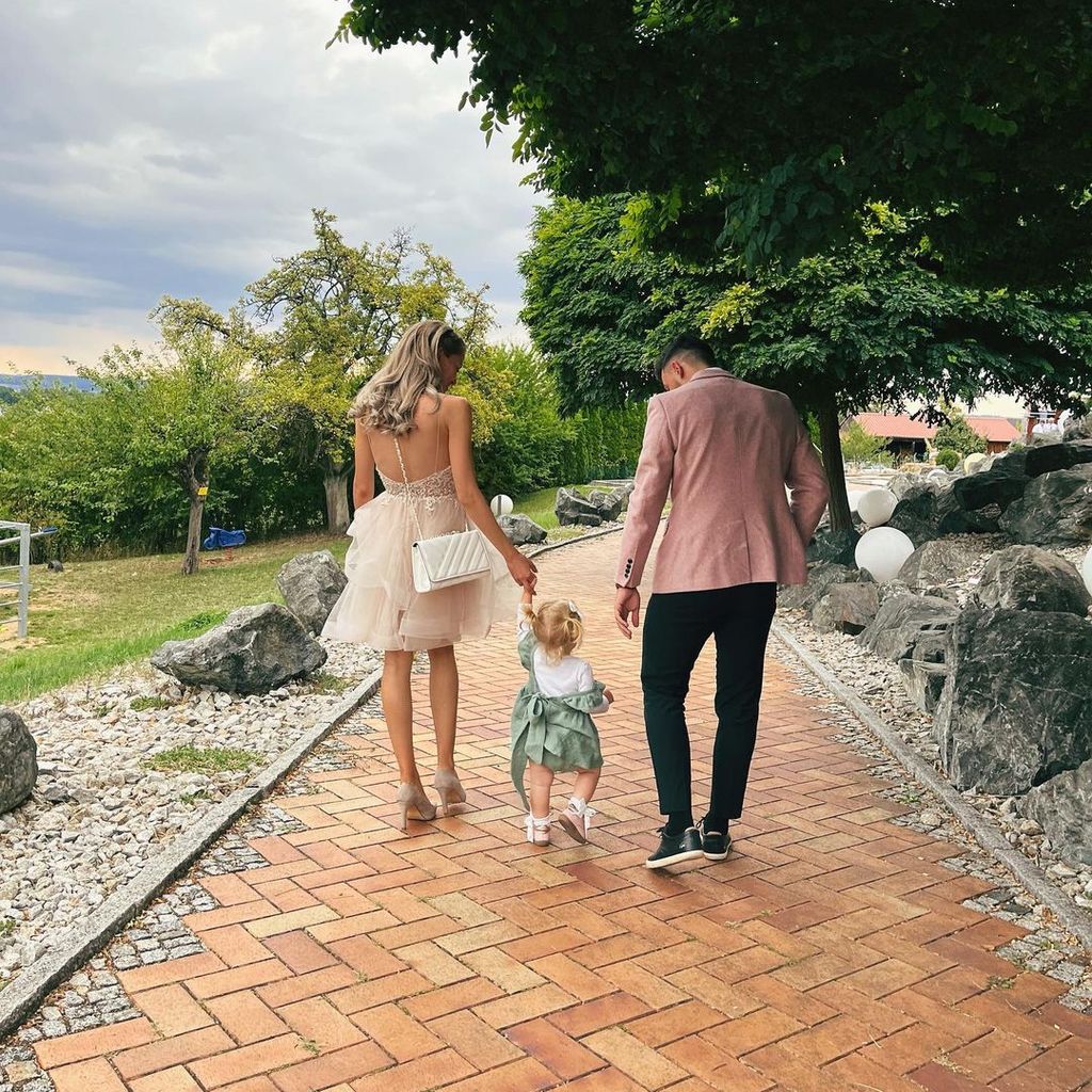 Julia Prokopy mit ihrer Tochter Lina und ihrem Freund