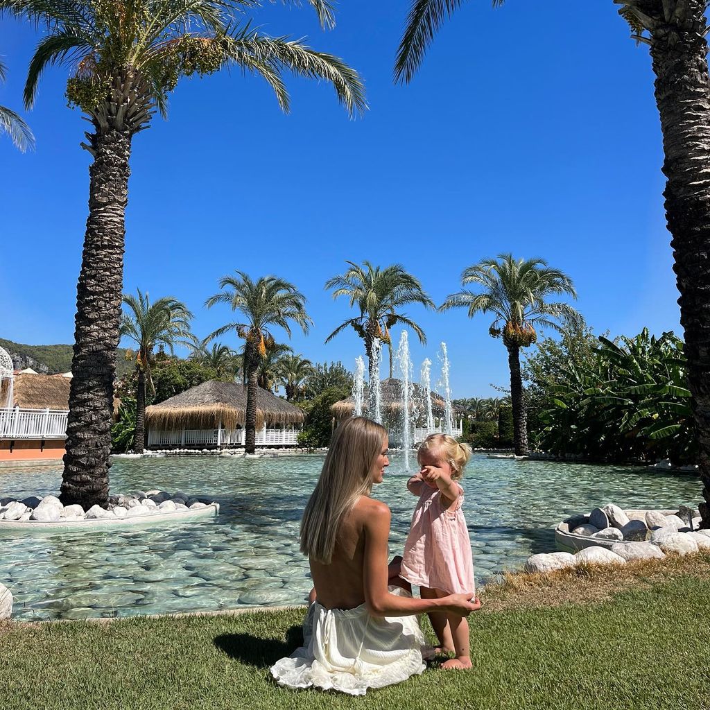 Julia Prokopy mit ihrer Tochter Lina, September 2022