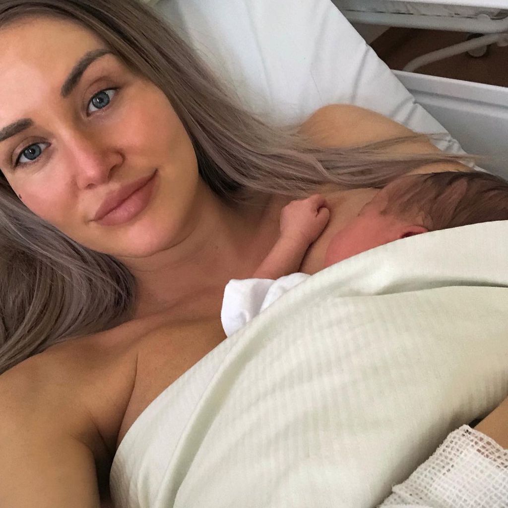 Julia Prokopy und ihr Baby im März 2021