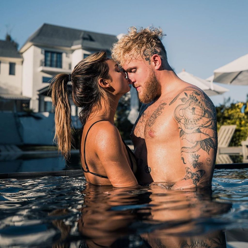 Julia Rose und Jake Paul im Pool