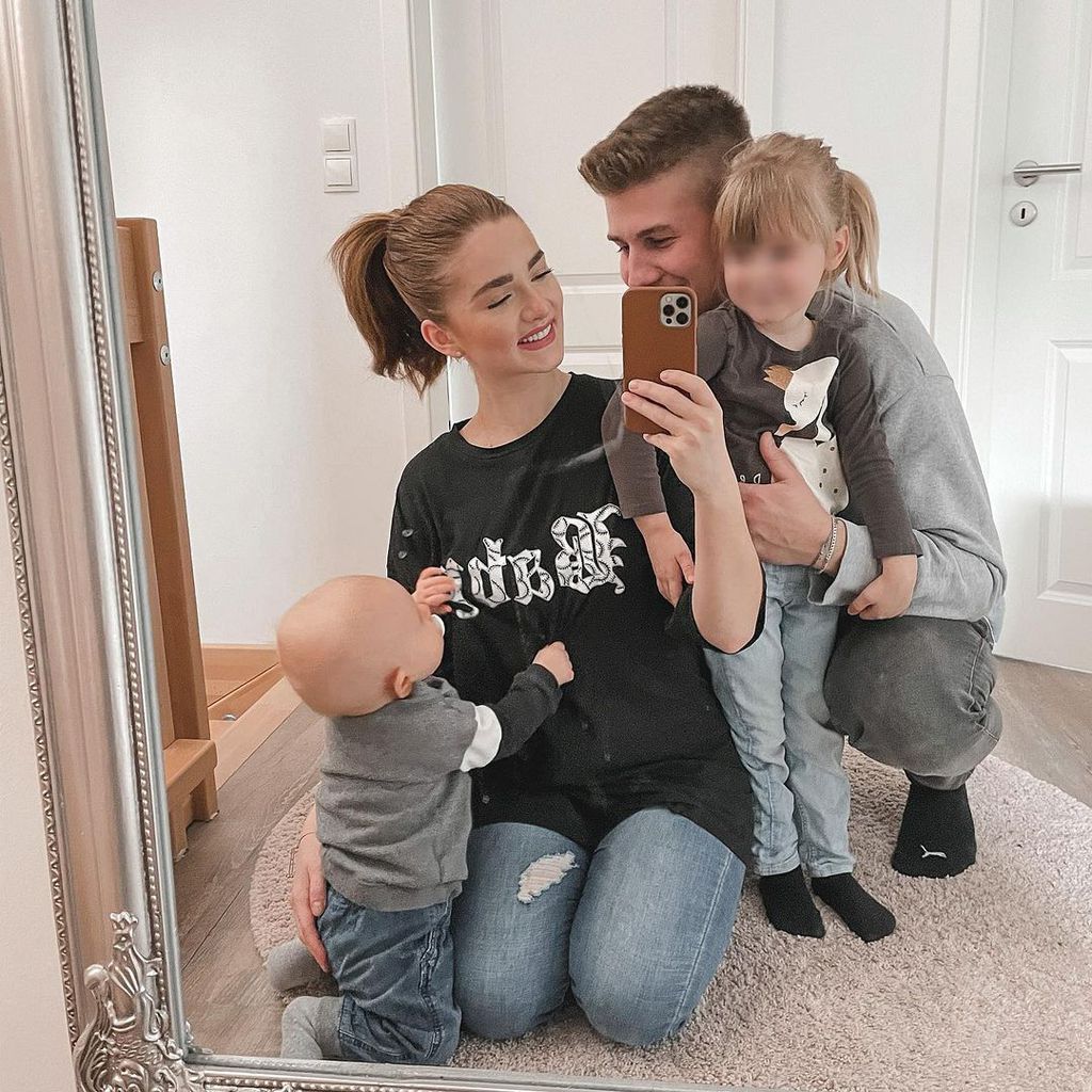 Julia Schulze und Florian Thiele mit ihren Kindern