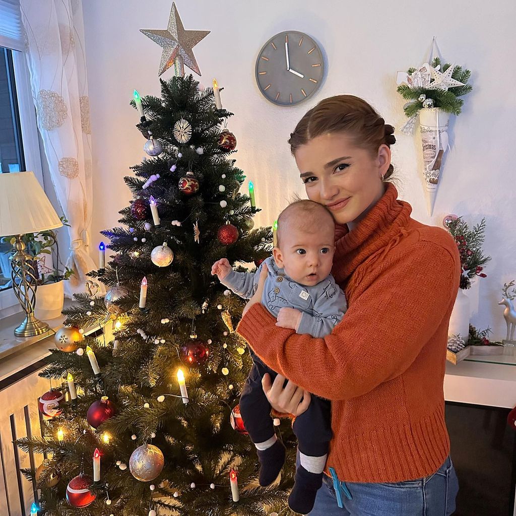 Julia Schulze mit Sohn Emil, 2022