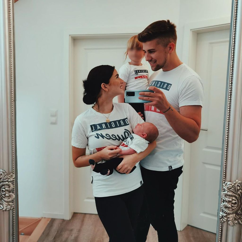 Julia Schulze und Florian Thiele mit ihren Kindern