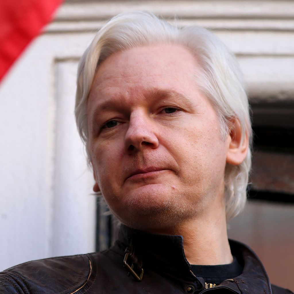 Julian Assange auf dem Balkon der ecuadorianischen Botschaft in London 2017